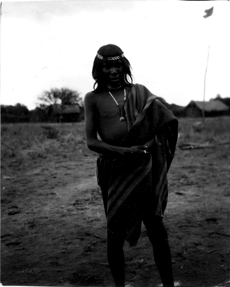 Man med halsband och pannband. Gran Chaco, Rio Pilcomayo. Bolivia - SMVK - 004702