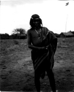 Man med halsband och pannband. Gran Chaco, Rio Pilcomayo. Bolivia - SMVK - 004702 photo