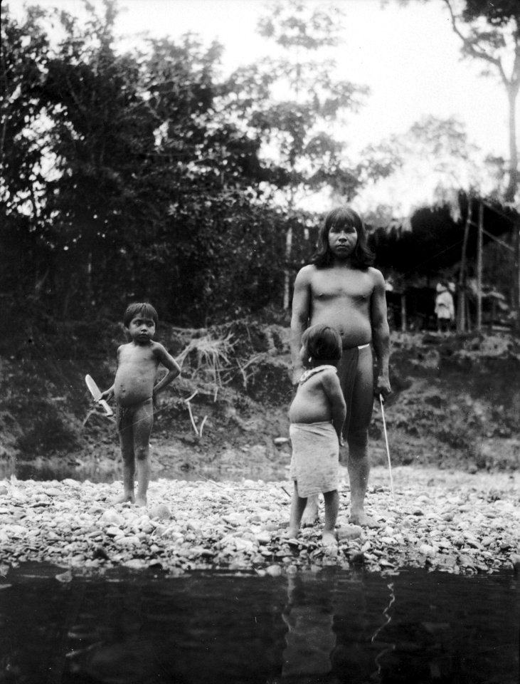 Man med machete och två barn. Darién, Sambú River. Panama - SMVK - 003994