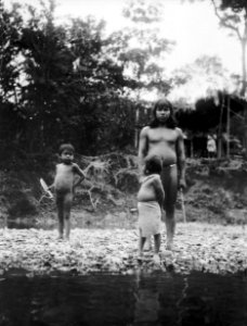 Man med machete och två barn. Darién, Sambú River. Panama - SMVK - 003994