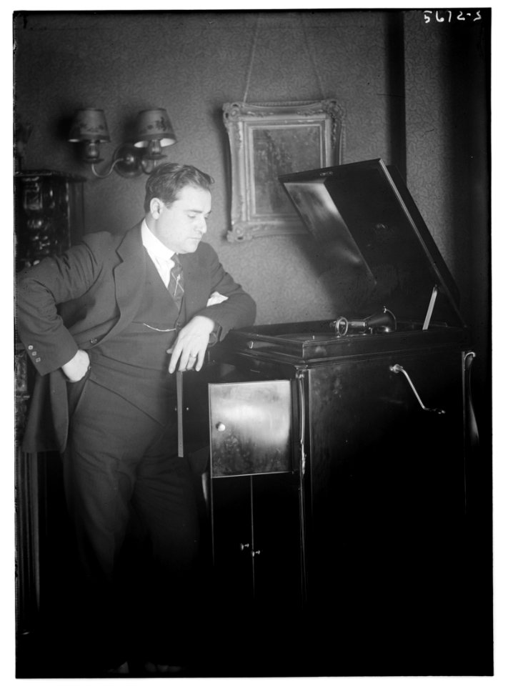 Man near phonograph LCCN2014714027
