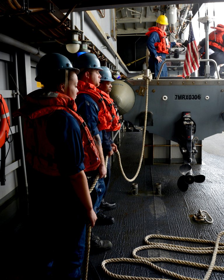 Man overboard drill 140303-N-HB951-013
