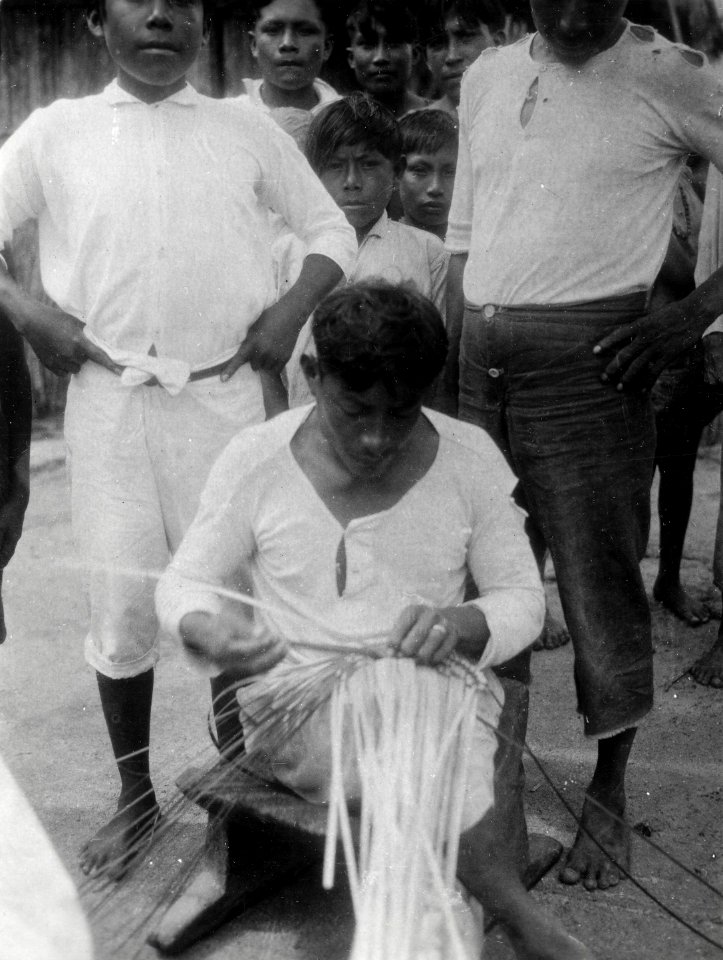 Man som flätar. San Blas. Panama - SMVK - 004451