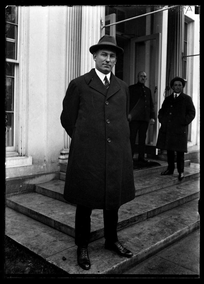Man at White House, Washington, D.C. LCCN2016886992