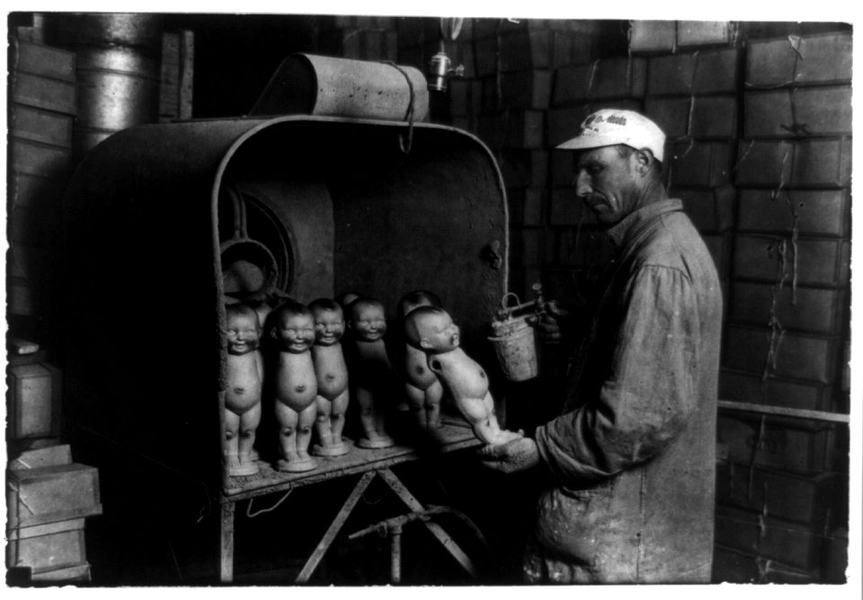 Man spray-painting dolls LCCN97518820
