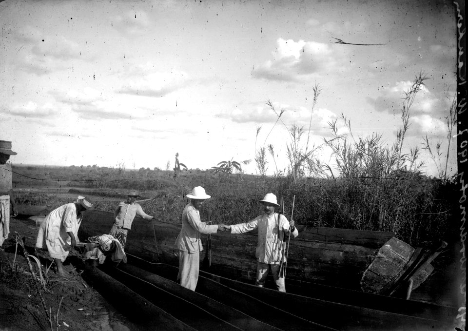Man tager avsked för att fara till Marovoay. Ambodimoly. Madagaskar - SMVK - 021898