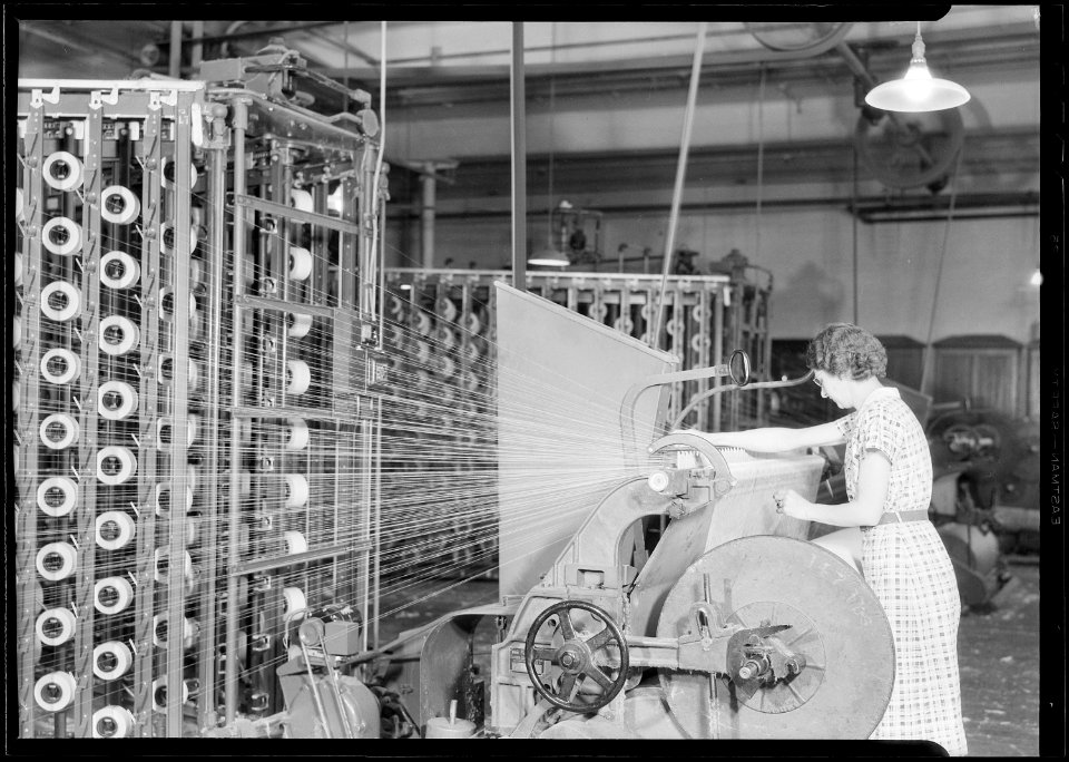 Manchester, New Hampshire - Textiles. Pacific Mills. Barber-Colman High Speed Warper. This machine is using 345... - NARA - 518752