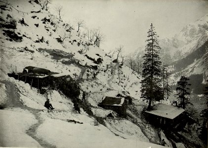 Malurchschleifenstellung des Landsturm-Infanterie.Bataillons Nr.153 auf der Malurchalm (1529) links Küche, rechts Offiziersbaracke. (BildID 15467682)