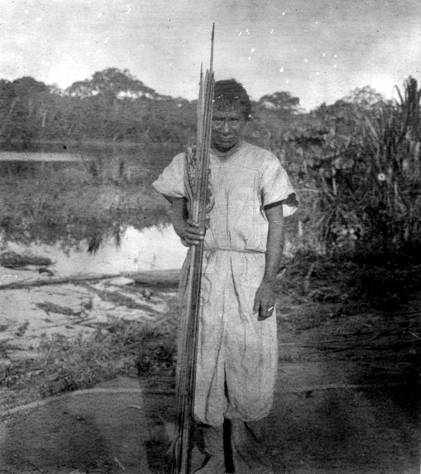 Man med båge och pilar. Lokal, Nordöstra Bolivia. Stam, Yuracáre. Bolivia - SMVK - 005587