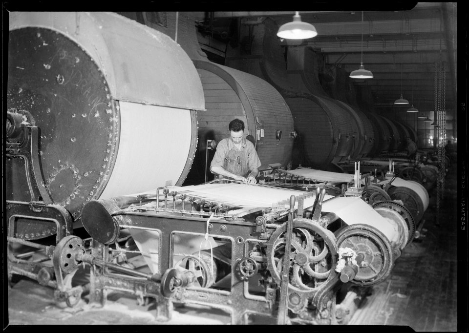 Manchester, New Hampshire - Textiles. Pacific Mills. Slasher or dressing machine. Warp comes out dry after being sized. - NARA - 518754