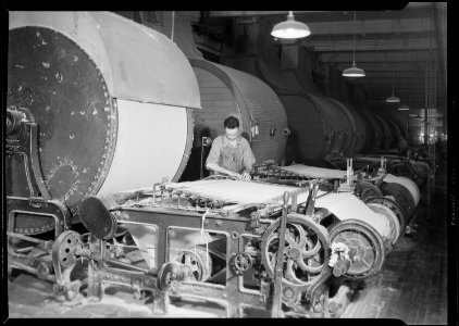 Manchester, New Hampshire - Textiles. Pacific Mills. Slasher or dressing machine. Warp comes out dry after being sized. - NARA - 518754
