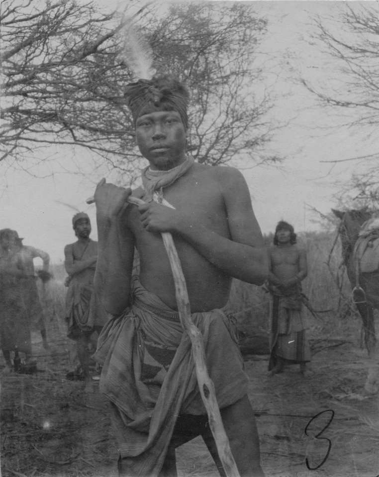 Man med klubba för bollspel. Rio Pilcomayo. Argentina - SMVK - 004853