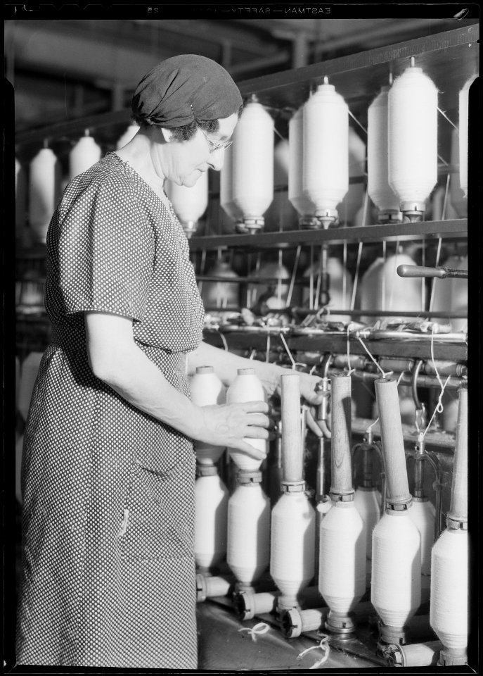Manchester, New Hampshire - Textiles. Pacific Mills. Roving, a drawing-out process. (Front of machine). - NARA - 518746