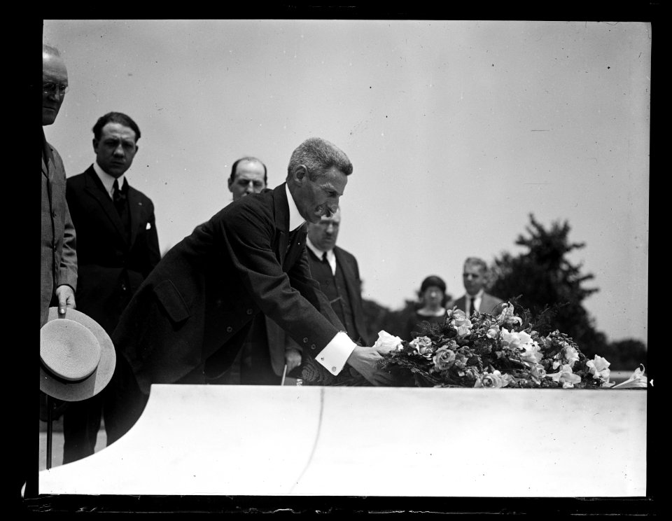 Man placing flowers on Tomb of the Unknown Soldier, Arlington National Cemetery, Arlington, Virginia LCCN2016891496