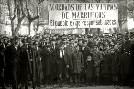 Manifestación a favor de las víctimas de Marruecos por las calles de San Sebastián (2 de 8) - Fondo Car-Kutxa Fototeka