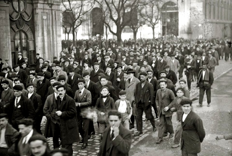 Manifestación a favor de las víctimas de Marruecos por las calles de San Sebastián (6 de 8) - Fondo Car-Kutxa Fototeka