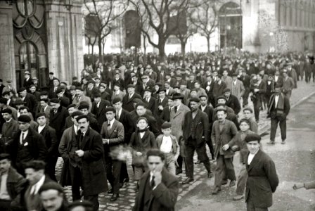 Manifestación a favor de las víctimas de Marruecos por las calles de San Sebastián (6 de 8) - Fondo Car-Kutxa Fototeka