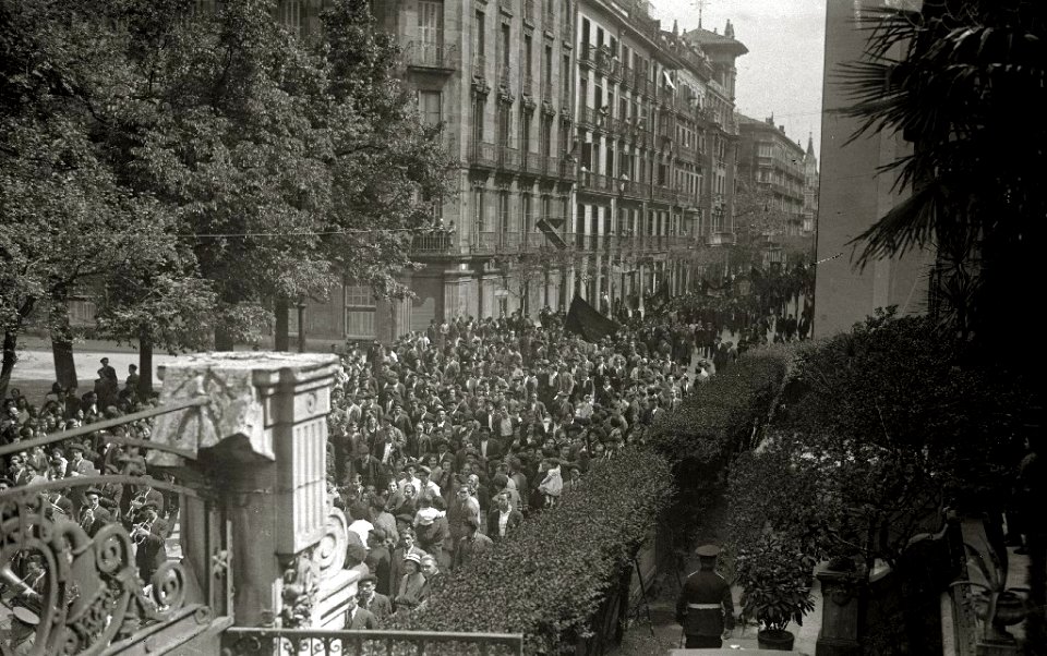 Manifestación por las calles de San Sebastián (13 de 14) - Fondo Car-Kutxa Fototeka