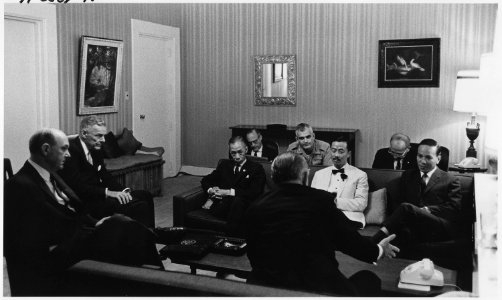 Manila Conference, U.S. & Vietnamese in private meeting - NARA - 192500