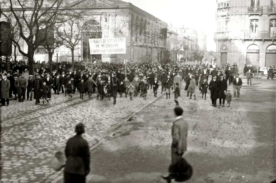 Manifestación a favor de las víctimas de Marruecos por las calles de San Sebastián (8 de 8) - Fondo Car-Kutxa Fototeka