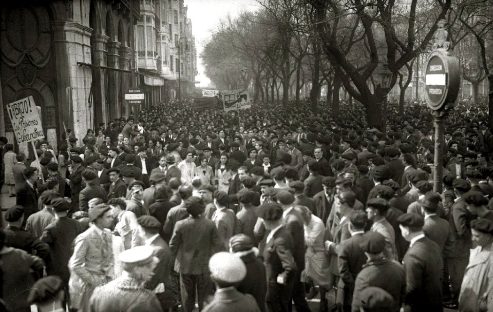 Manifestación por las calles de San Sebastián (11 de 14) - Fondo Car-Kutxa Fototeka