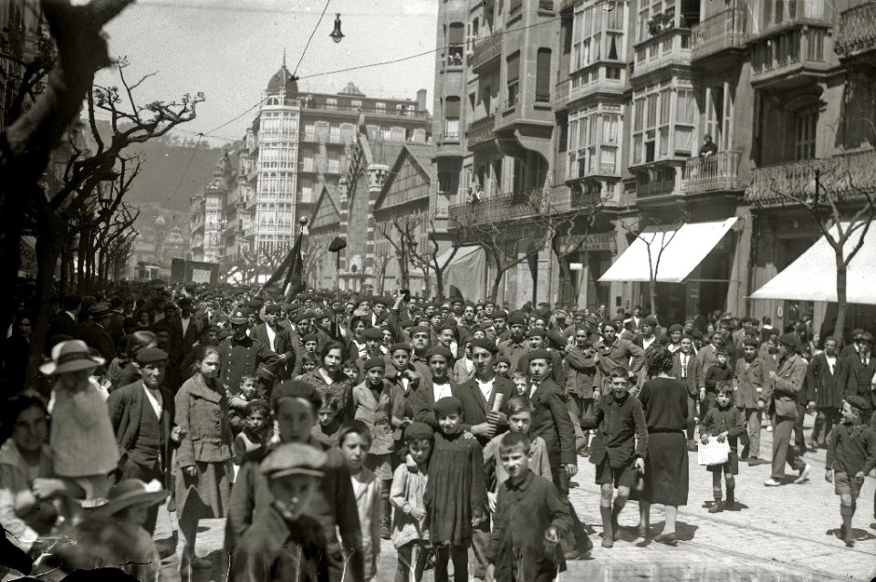 Manifestación por las calles de San Sebastián (2 de 14) - Fondo Car-Kutxa Fototeka