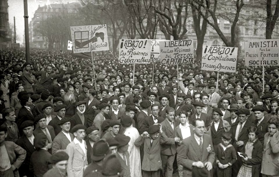 Manifestación por las calles de San Sebastián (6 de 14) - Fondo Car-Kutxa Fototeka