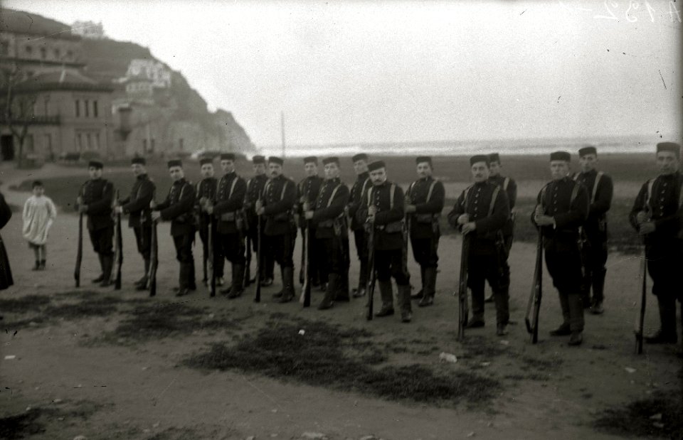 Maniobras militares en la playa de Ondarreta (1 de 6) - Fondo Car-Kutxa Fototeka