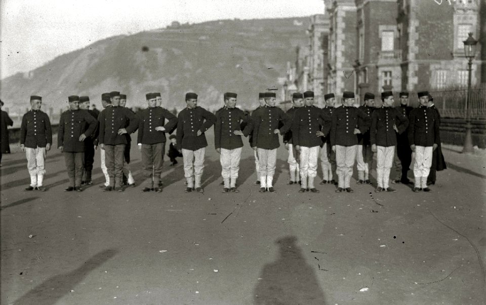 Maniobras militares en la playa de Ondarreta (5 de 6) - Fondo Car-Kutxa Fototeka