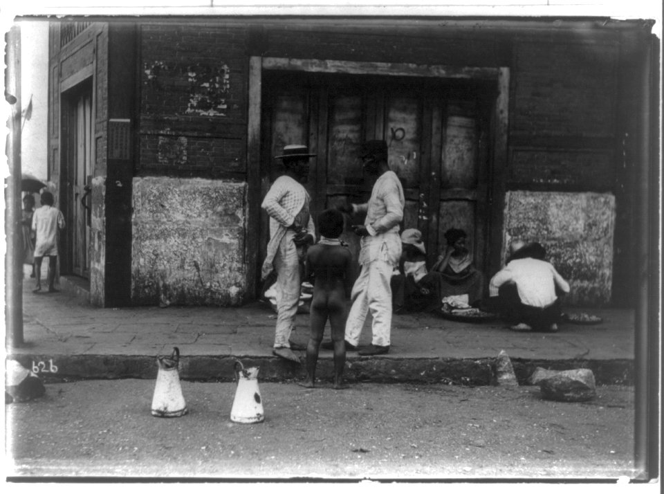 Manila, P.I. Street scene; rear view of naked boy. LCCN2016650873