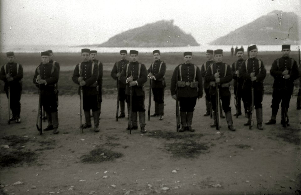 Maniobras militares en la playa de Ondarreta (3 de 6) - Fondo Car-Kutxa Fototeka