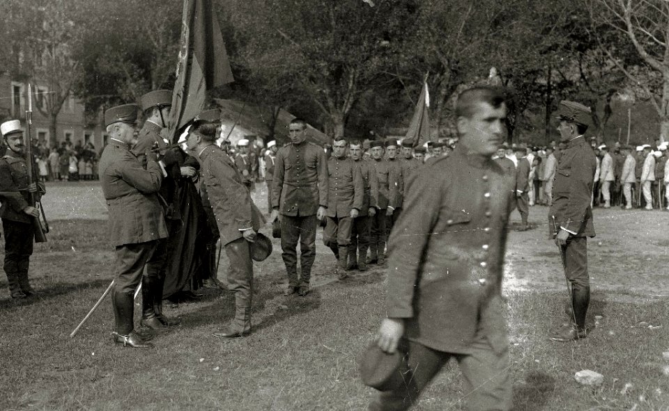 Maniobras militares en Ondarreta, jura de bandera (1 de 2) - Fondo Car-Kutxa Fototeka