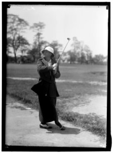 MANN, MRS. PLAYING GOLF LCCN2016864536