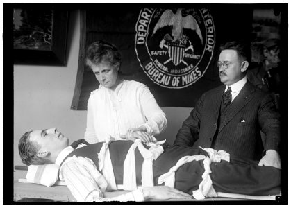 MANNING, MRS. VAN H. U.S. BUREAU OF MINES. LEFT, MINE RESCUE METHODS LCCN2016867573
