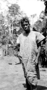 Man i basttygsdräkt. Indianen är dagen efter . Lokal, Nordöstra Bolivia, Rio Chapáre. Rio Chapare - SMVK - 005550