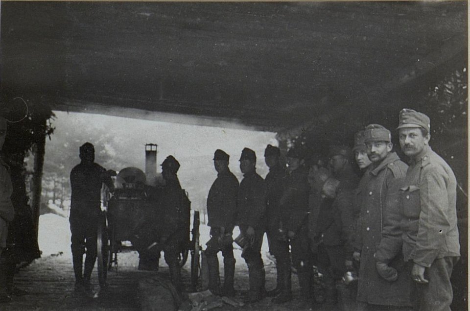 Mannschaft bei der Menage in den Unterstand J.R.54 Nov.1916 (BildID 15453123)