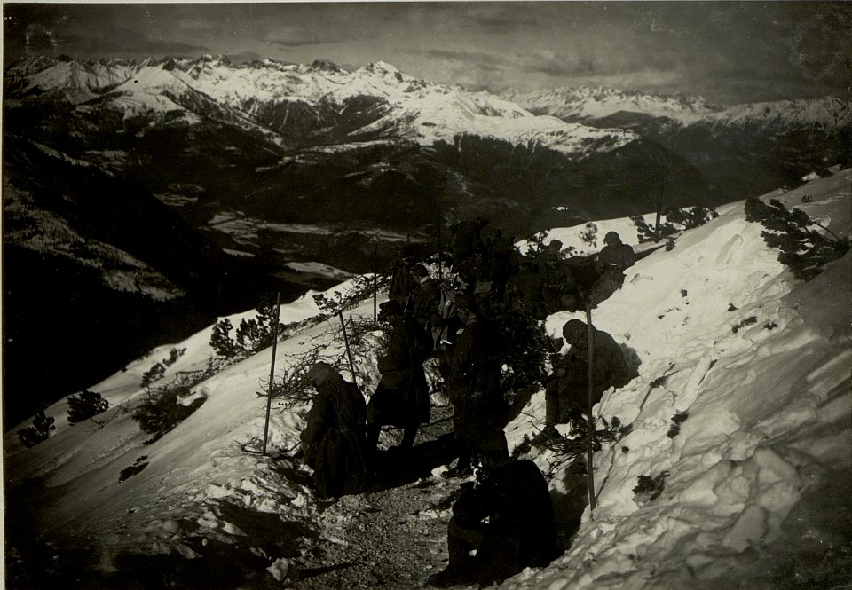 Mannschaft der Gebirgsartillerie auf der Schrockebieralpe beim Abessen. Standpunkt, Schrockebieralpe. (BildID 15465544)