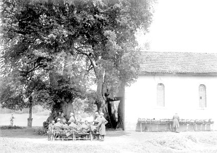Mannschaft eines Grenzwachtpostens vor Kapelle - CH-BAR - 3238530