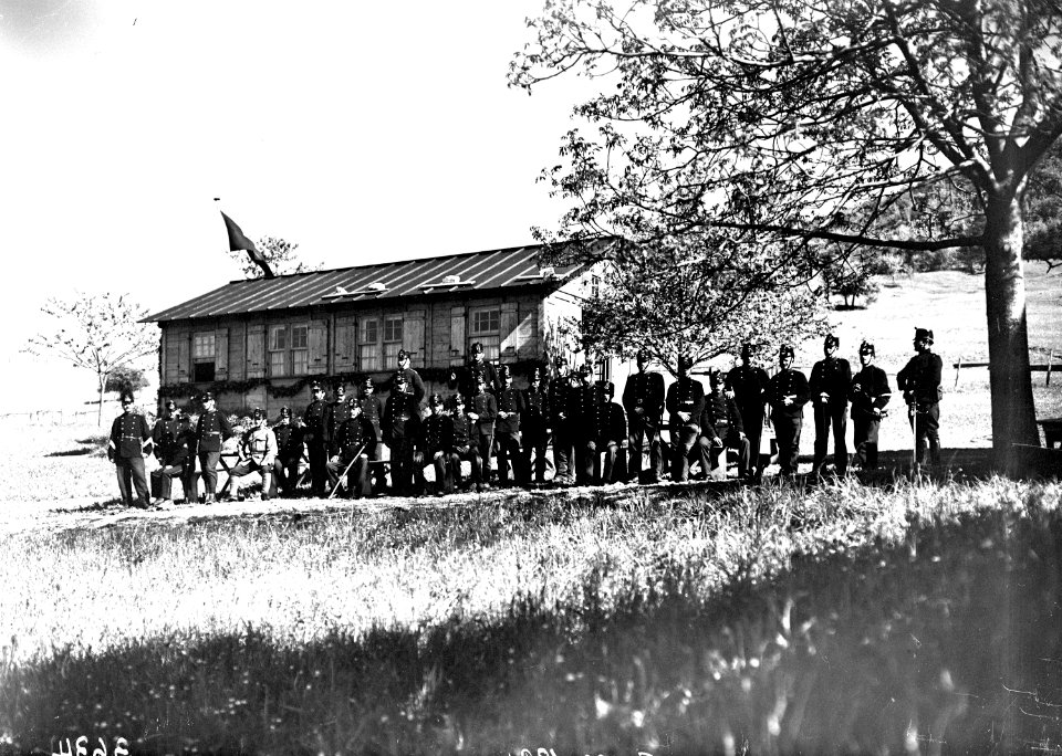 Mannschaft vor Soldatenhaus, Gruppenbild - CH-BAR - 3239627