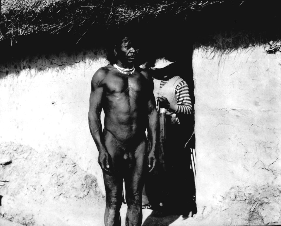 Man med halsband utanför hus. Rio Pilcomayo, Gran Chaco. Bolivia - SMVK - 004751