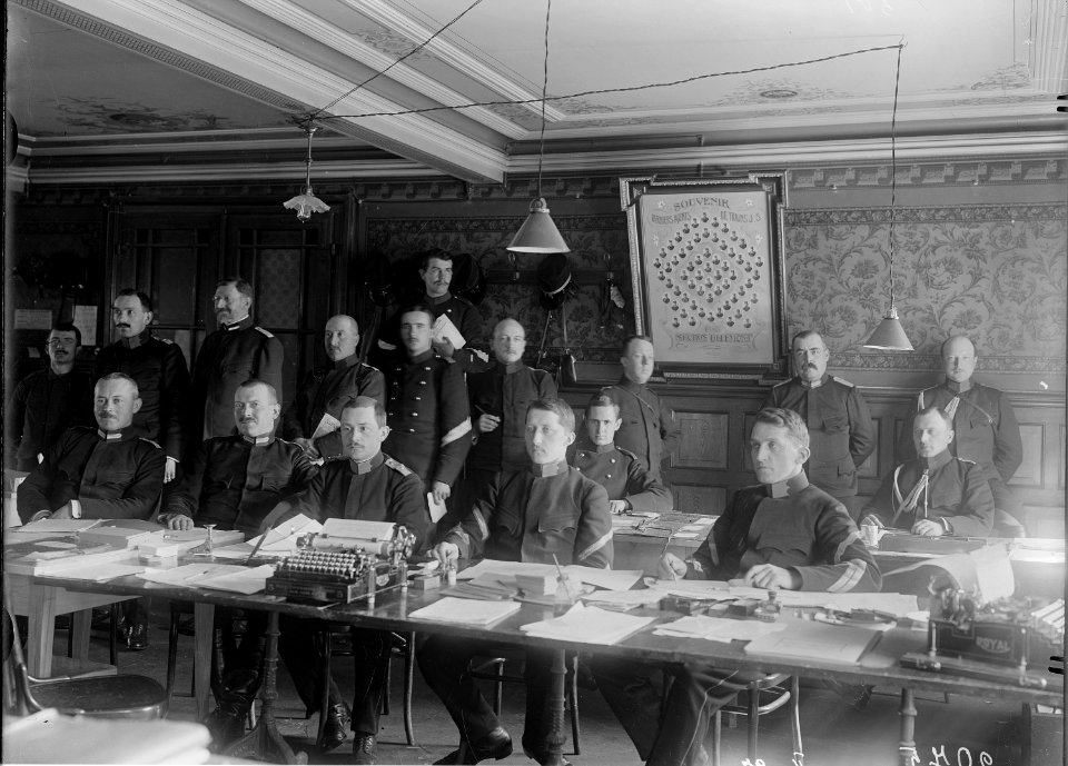 Mannschaft im Büro des Dienstchefs der Division 4 - CH-BAR - 3241872