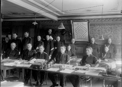 Mannschaft im Büro des Dienstchefs der Division 4 - CH-BAR - 3241872