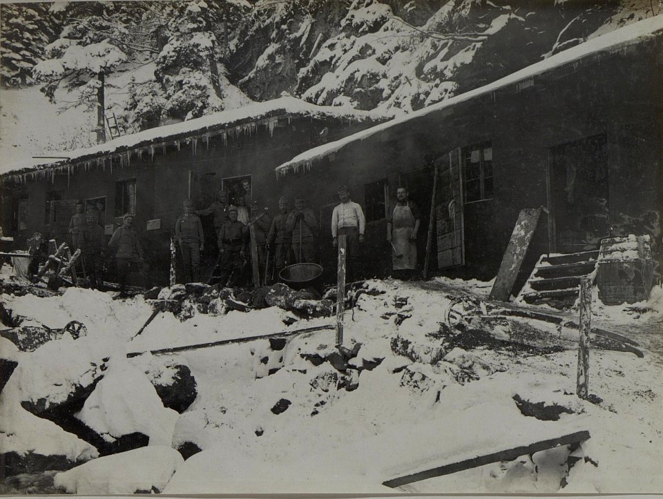 Mannschaftsbaracke auf 1700 m Höhe.Contrinschlucht. (BildID 15459590)