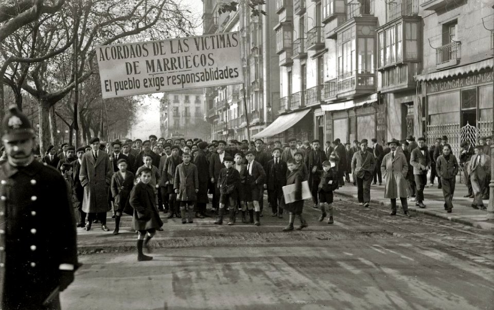 Manifestación a favor de las víctimas de Marruecos por las calles de San Sebastián (1 de 8) - Fondo Car-Kutxa Fototeka