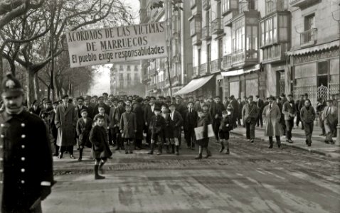 Manifestación a favor de las víctimas de Marruecos por las calles de San Sebastián (1 de 8) - Fondo Car-Kutxa Fototeka