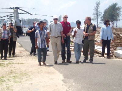Mantan President AS Bill Clinton and George H. W. Bush mengunjungi Aceh untuk melihat langsung pelaksanaan bantuan kemanusiaan AS. (15361144203) photo