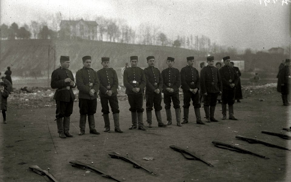 Maniobras militares en la playa de Ondarreta (4 de 6) - Fondo Car-Kutxa Fototeka