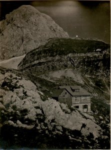 Manhart-Hütte mit den 2678m hohen Manhart im Hintergrund. (11-8.1917.) (BildID 15801678)