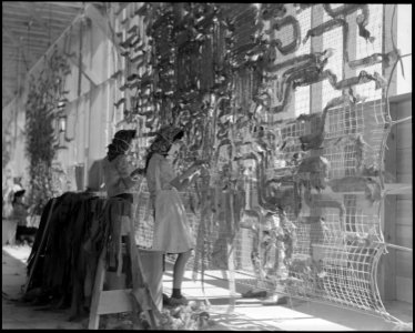 Manzanar Relocation Center, Manzanar, California. Making camouflage nets for the War Department. T . . . - NARA - 538106