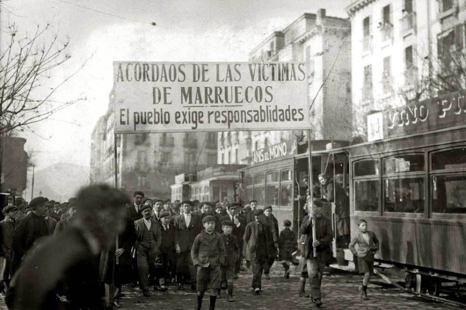Manifestación a favor de las víctimas de Marruecos por las calles de San Sebastián (3 de 8) - Fondo Car-Kutxa Fototeka